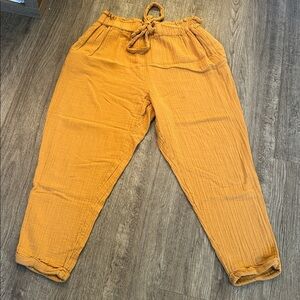 SO Women's Cropped Pants in Mustard